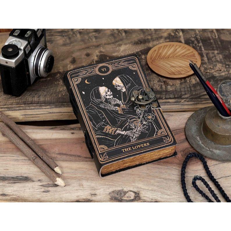 Кожаный журнал Deckle Edge Бумага Гримуар Печатный журнал Блокнот Таро Влюбленных Спираль Готический блокнот Книга заклинаний Череп Дневник любовника