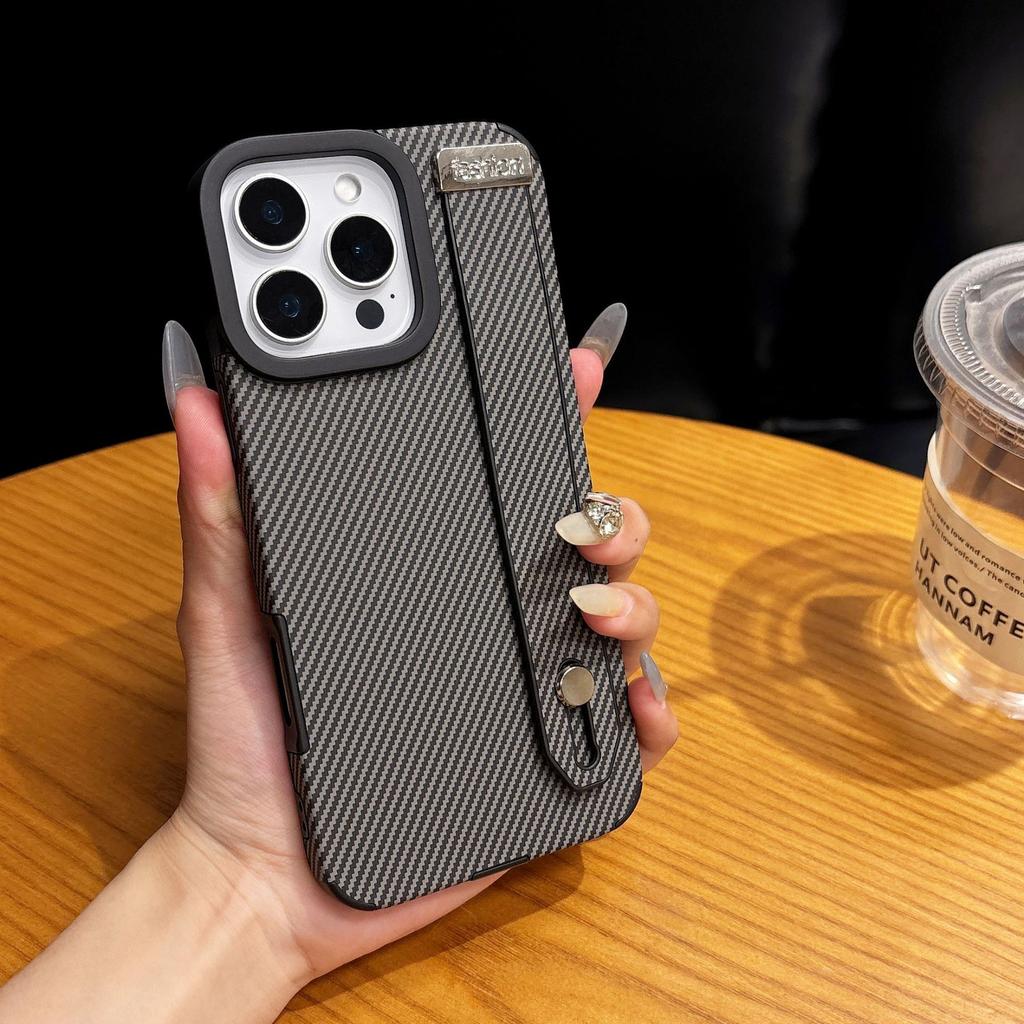 Чехол для телефона с текстурой углеродного волокна подходит для iPhone16promax с подставкой-браслетом и Apple 15 со встроенным магнитным чехлом