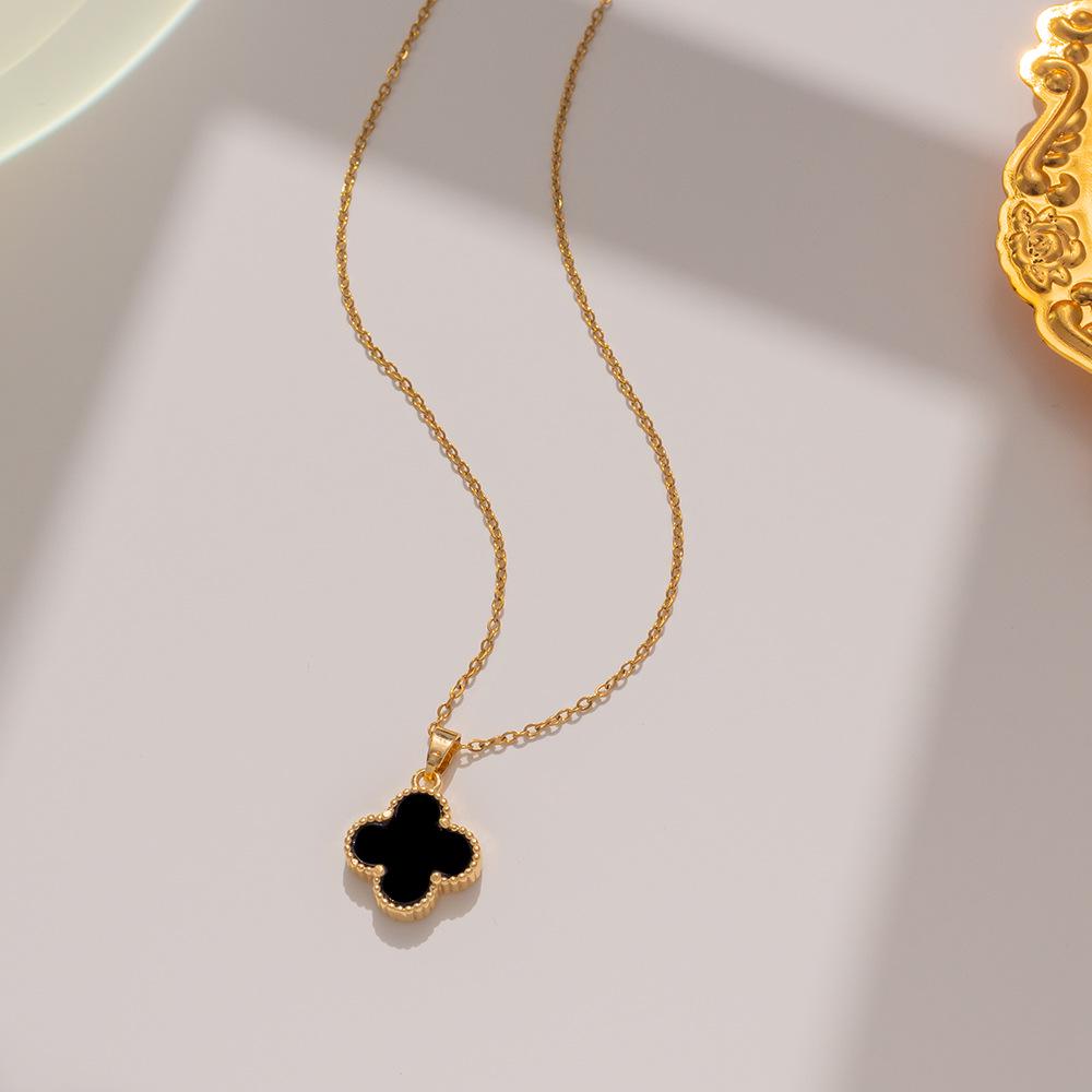 Элегантное стойкое к выцветанию колье из розового золота 18 карат с подвесками в виде лебедя и четырехлистника
