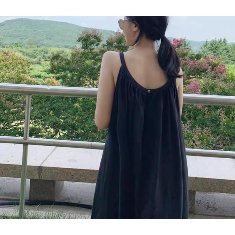 Платье без рукавов с бретелью через шею Свободное и облегающее платье без рукавов длиной выше колена