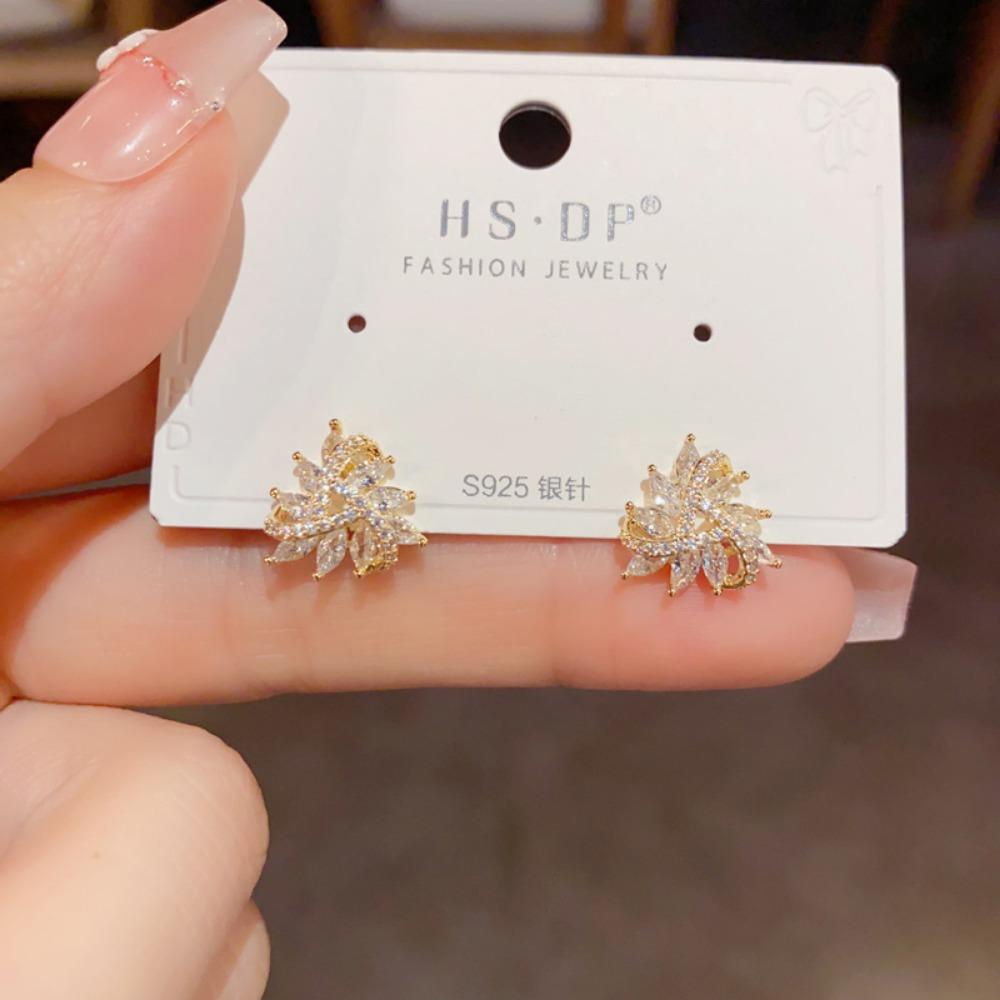Серьги-кресты с микро-инкрустацией из циркония — изысканные, модные, компактные и универсальные, с дизайнерским чувством.
