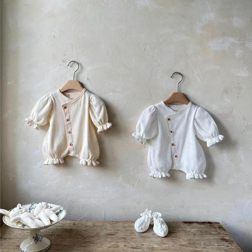 2026 Детский ромпер с вафельной текстурой и рукавами-фонариками - Весенний наряд для девочки с однобортным дизайном и подгузником