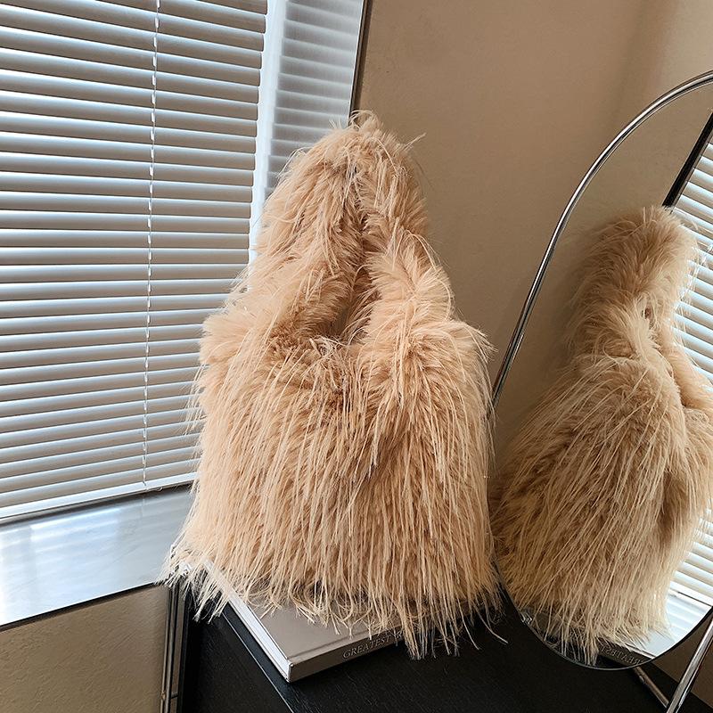 Осенне-зимняя плюшевая сумка большой вместимости женская 2025 новая повседневная в иностранном стиле сумка через плечо сумка-тоут плюшевая сумка-ведро