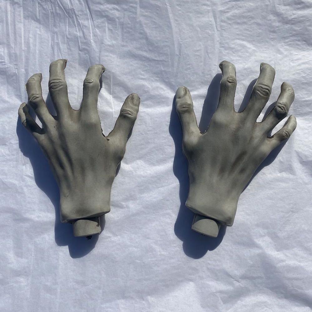 Pair Plastic Artificial Creepy Hands Halloween Haunted House Decoration Ornament