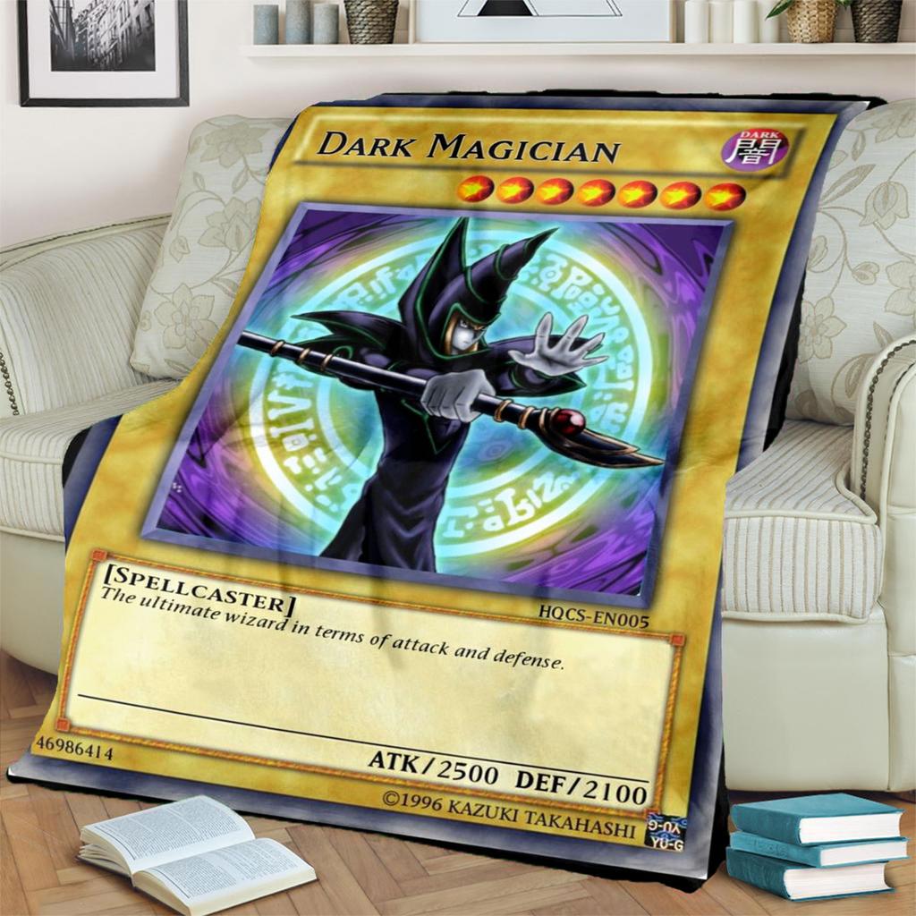 Super soft blanket, featuring the pattern of Yu-Gi-Oh! cards. Warm and comfortable, it is an ideal gift for family and friends.