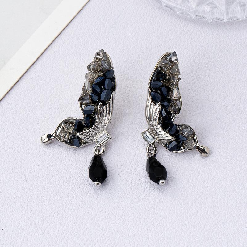 New temperament three-dimensional hollow design crystal butterfly water drop love stud earrings retro versatile high-end earrings women