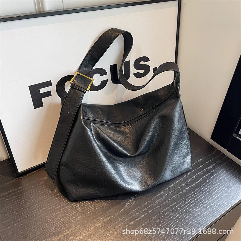 Commuter Large Capacity Shoulder Bag Autumn and Winter New Popular Retro Crossbody Bag Fashionable Versatile Tote Bag Hot Sale