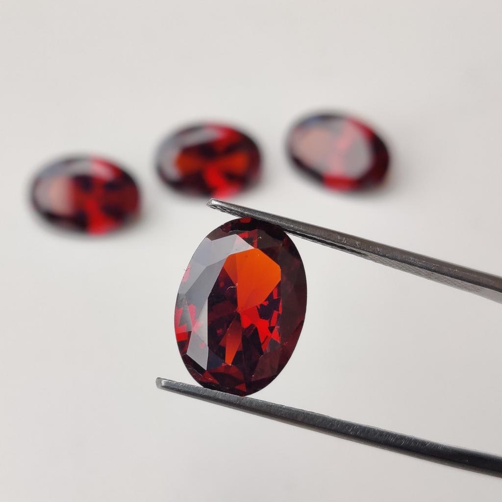 Партия россыпью цирконов, Натуральный циркон овальной огранки размером 14x10 мм, Целебная партия цирконов красного цвета.