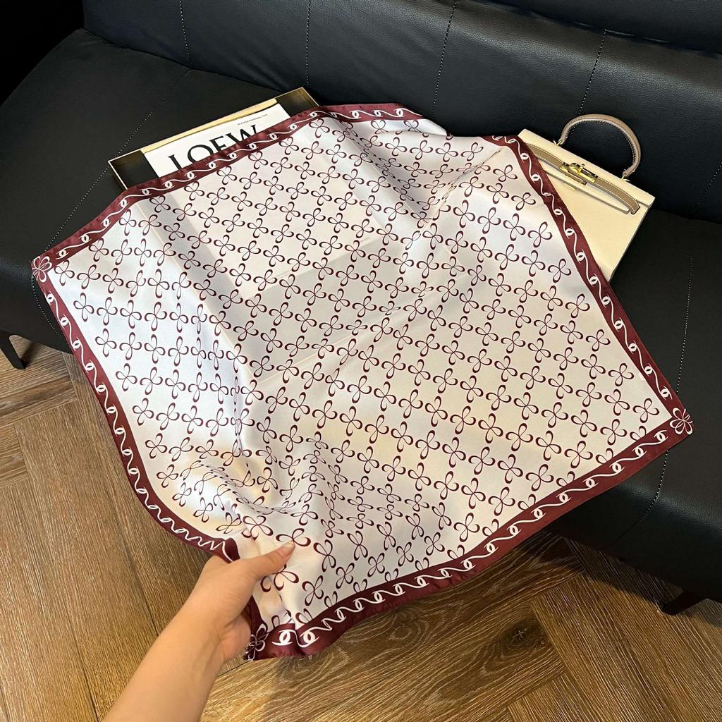 Simulated silk women's small square scarf, Korean cashew nut leopard print small silk scarf, headscarf, four-season scarf, professional scarf.