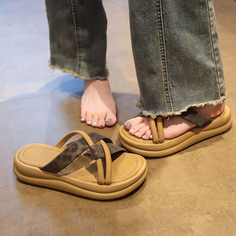 Шлепанцы на толстой подошве, популярные в интернете, женские, 2025, новые, популярные, для лета, с высокой ценностью, для выхода, красивые сандалии