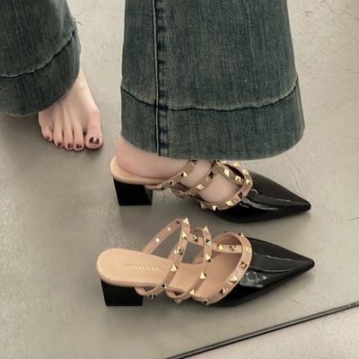 Острые ногти-ивы, шлепанцы на высоком каблуке с квадратным носком, женская летняя мода и непринужденный темперамент с юбками, высокими каблуками и крутыми шлепанцами на улице.