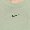 Nike Футболка женская Sportswear Essential Solid Logo с вышитым круглым вырезом, коротким рукавом и заниженной линией плеч, масляно-зеленая DD1238-387