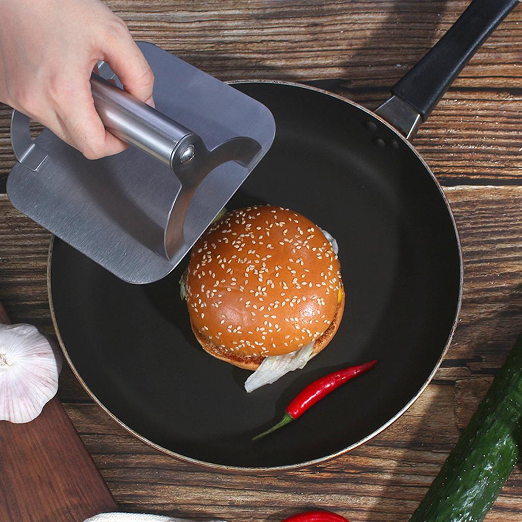 Пресс для гамбургеров с антипригарным покрытием и эргономичной ручкой. Пресс для гамбургеров из пищевой нержавеющей стали. Сосиска с беконом.
