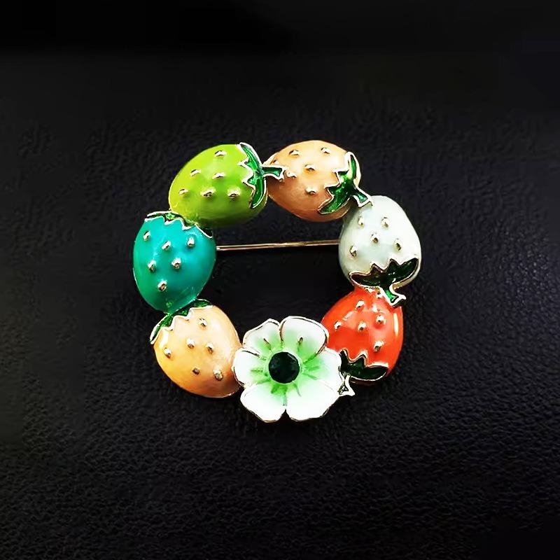 Strawberry Ring Brooch for Women, High-end and Exquisite, Anti-glare Brooch Design Sense