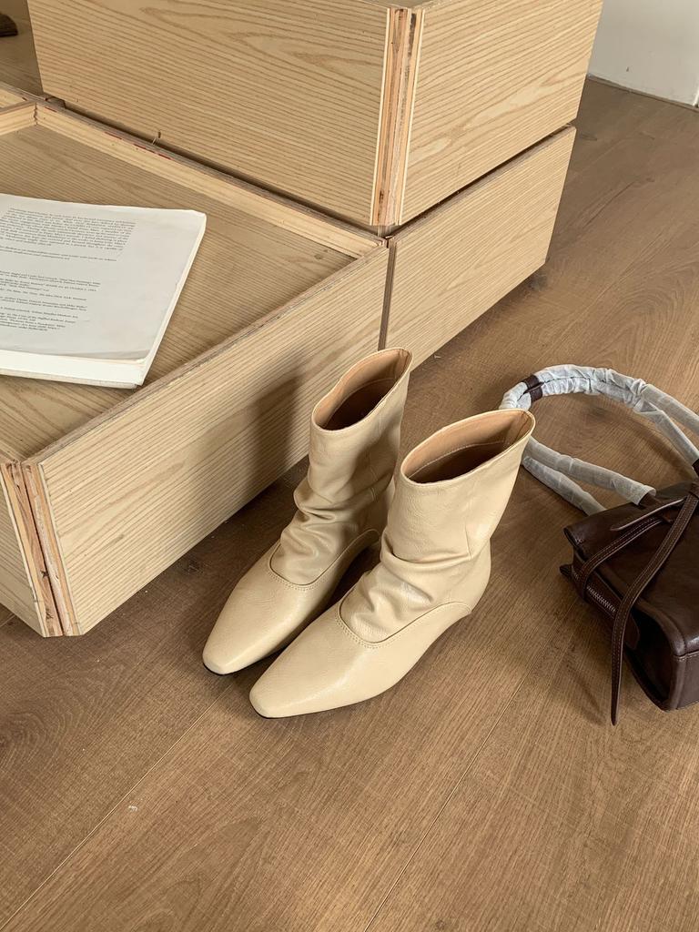 2025 New niche square head fashion short boots women's trendy design sense pleated piled boots soft leather thin wide boots women
