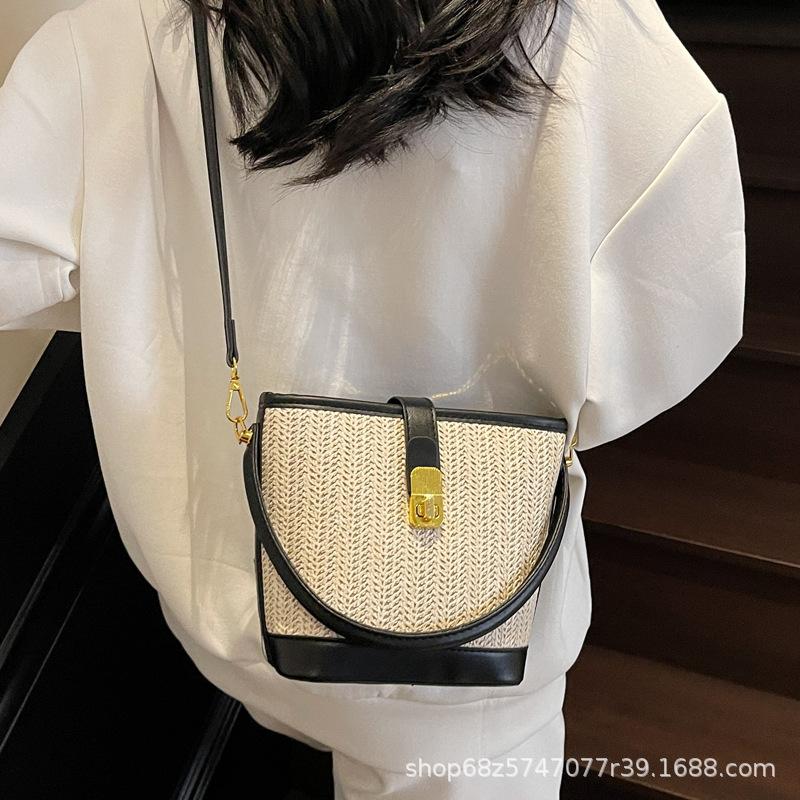 2005 New Large-capacity Straw Bag Niche Woven Portable Shoulder Bag Vacation Style Vacation Bucket Bag Lock Bag