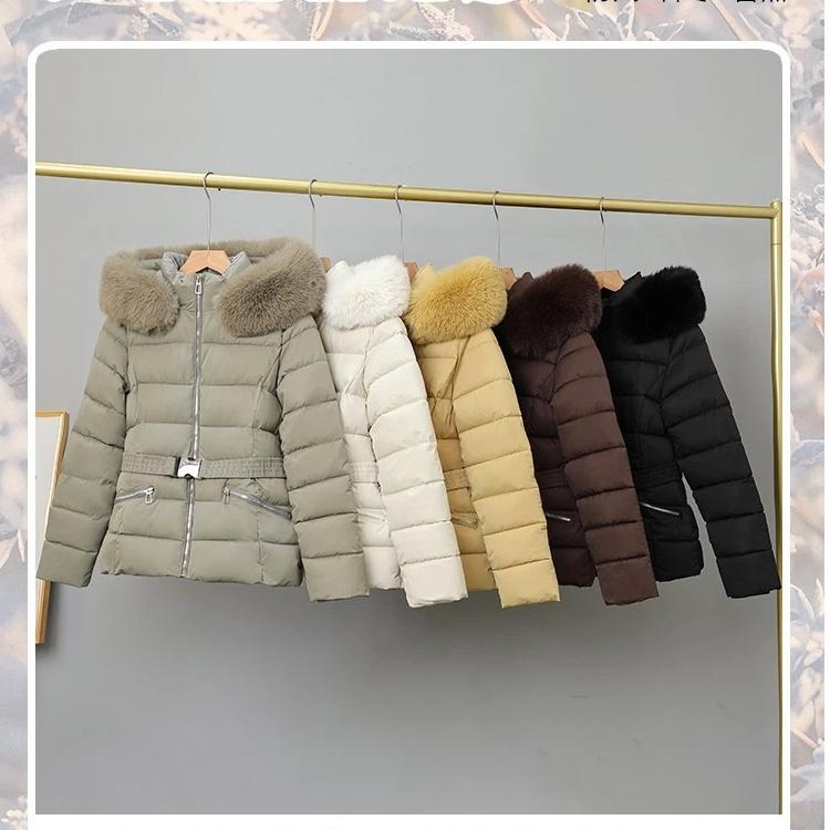 Женская короткая ветрозащитная теплая зимняя куртка с большим меховым капюшоном и поясом