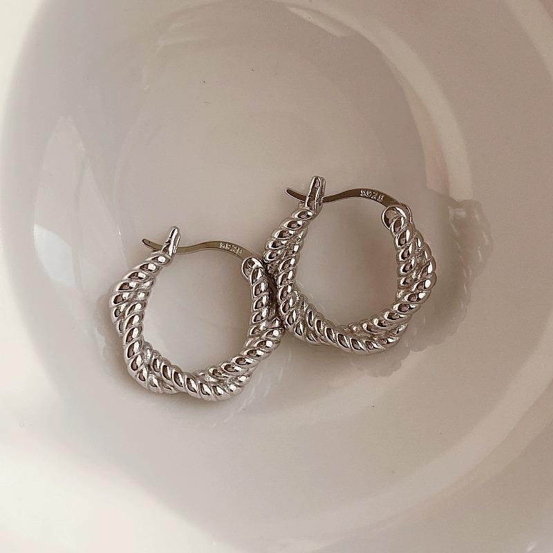 Twist Woven Winding Earrings Women's Niche Design Simple and Versatile Basic Ear Buckle