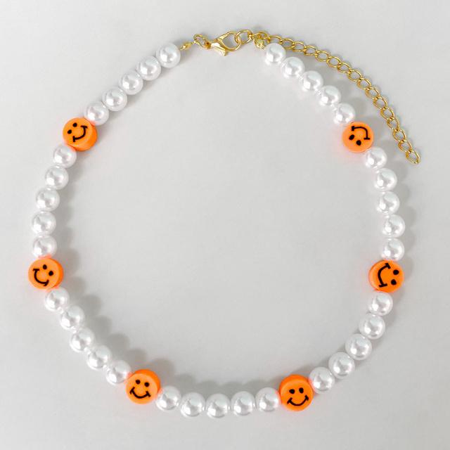 Популярная личность Простое улыбающееся лицо Жемчужное ожерелье Модная девушка улыбающееся лицо Ожерелье