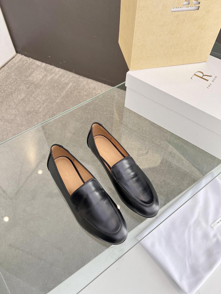 Модные весенние женские туфли-лоферы из натуральной кожи – универсальная простота в небольших кожаных туфлях