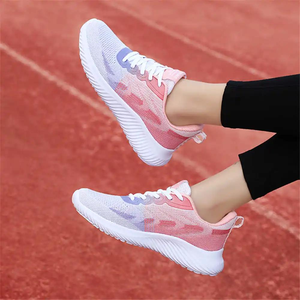 Модные легкие мягкие женские кроссовки дизайнер 2024 теннисные весенние туфли размер 34 кроссовки женские 43 спортивные повседневные портативные удобные YDX2