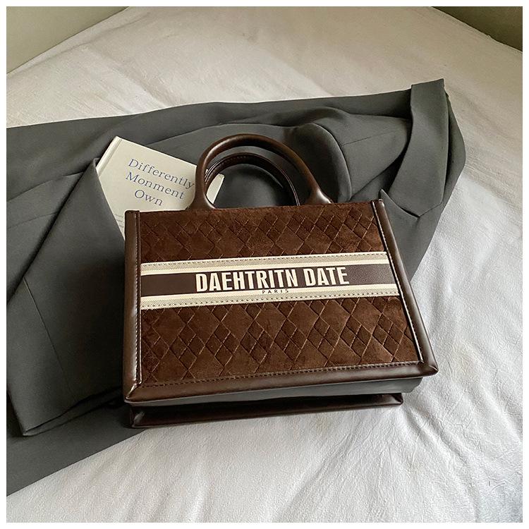 Сумка премиум-класса в стиле ретро большой вместимости женская 2025 новая универсальная сумка-мессенджер для通勤 модная сумка-тоут