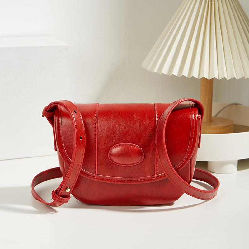 Женская сумка-мессенджер на одно плечо с диагональной цепочкой. Сумка через плечо в ромбовидной форме. Женская мода.