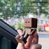 Робот-фигурка с качающимися ногами Уникальное украшение на приборную панель для автолюбителей Шатающийся деревянный человечек