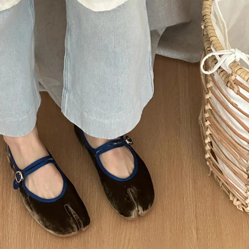 Туфли-балетки с раздельным носком Таби Женские Весенне-осенние Бархатные Ремешок с пряжкой Мэри Джейн Элегантные Фланелевые Мягкие Женские Лоферы Новинка
