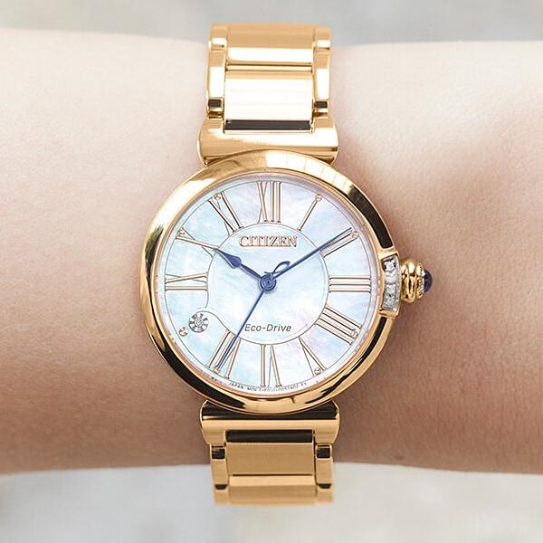 Citizen Женские EM1063-89D ( Часы L CITIZEN L Round Collection Eco-Drive) Круглые часы золотые аналоговые