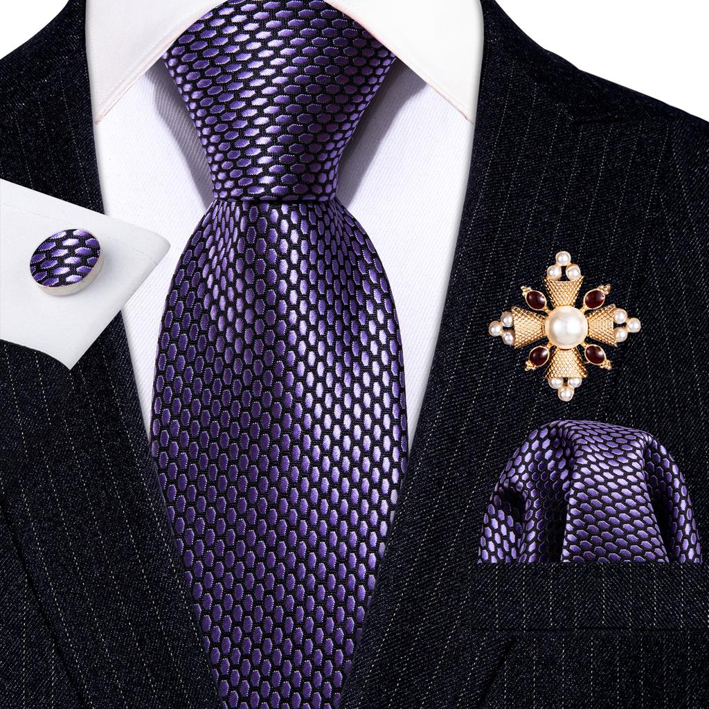 Комплект для мужчин: галстук, брошь и карманный платок