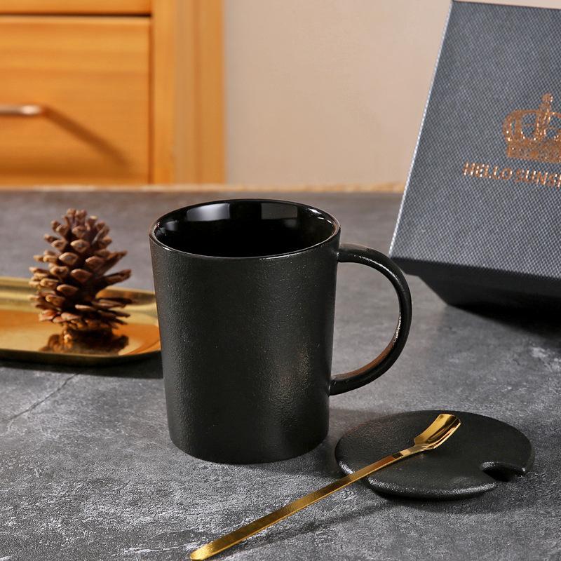 Легкая роскошь Матовая черно-белая кружка Керамический сувенир с крышкой ложкой Парная чашка для воды Бытовая керамическая чашка Подарочная коробка