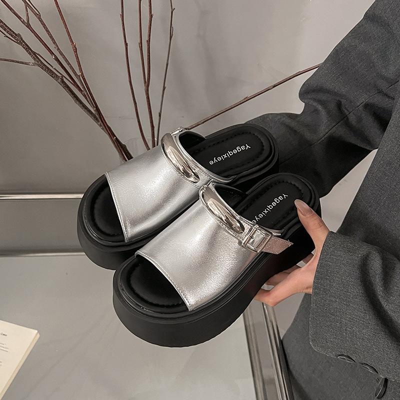 Маленькие прохладные тапочки на толстой подошве для женской уличной обуви 2025 лето новые сандалии на высоком каблуке с металлической пряжкой высокого класса и легкой подошвой для женщин