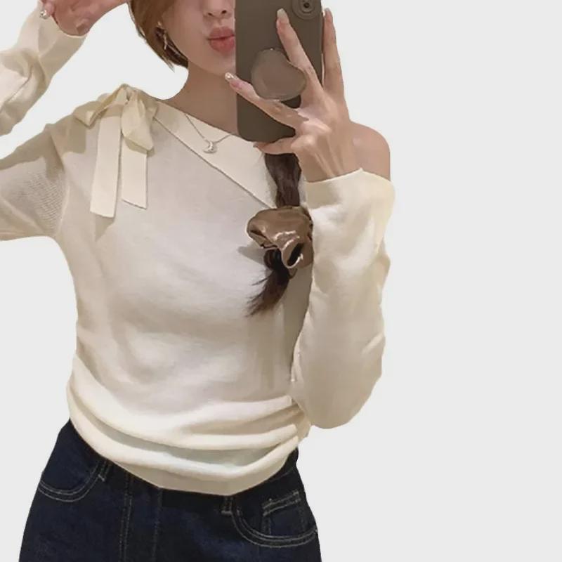 Женский тонкий свитер с открытыми плечами во французском стиле