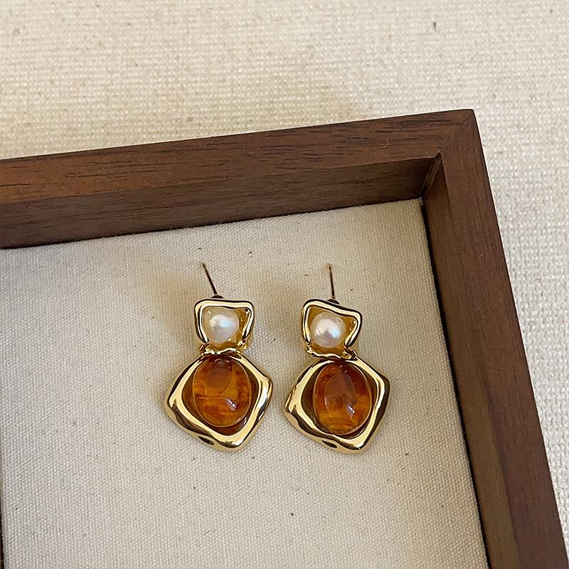 Изысканные серьги-пусеты из коричневой смолы Maelard для женщин: Высококлассные, модные и универсальные осенне-зимние аксессуары для ушей