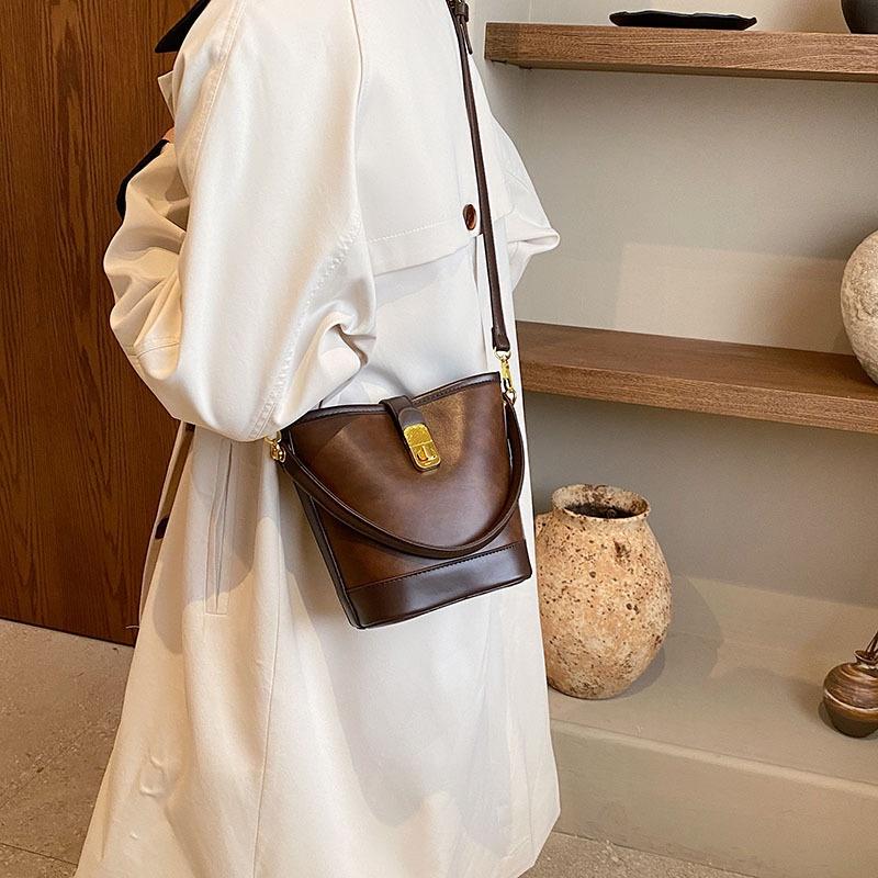 IELGY Women's Retro Simple Bucket Bag, Niche Diagonal Span Shoulder Bag