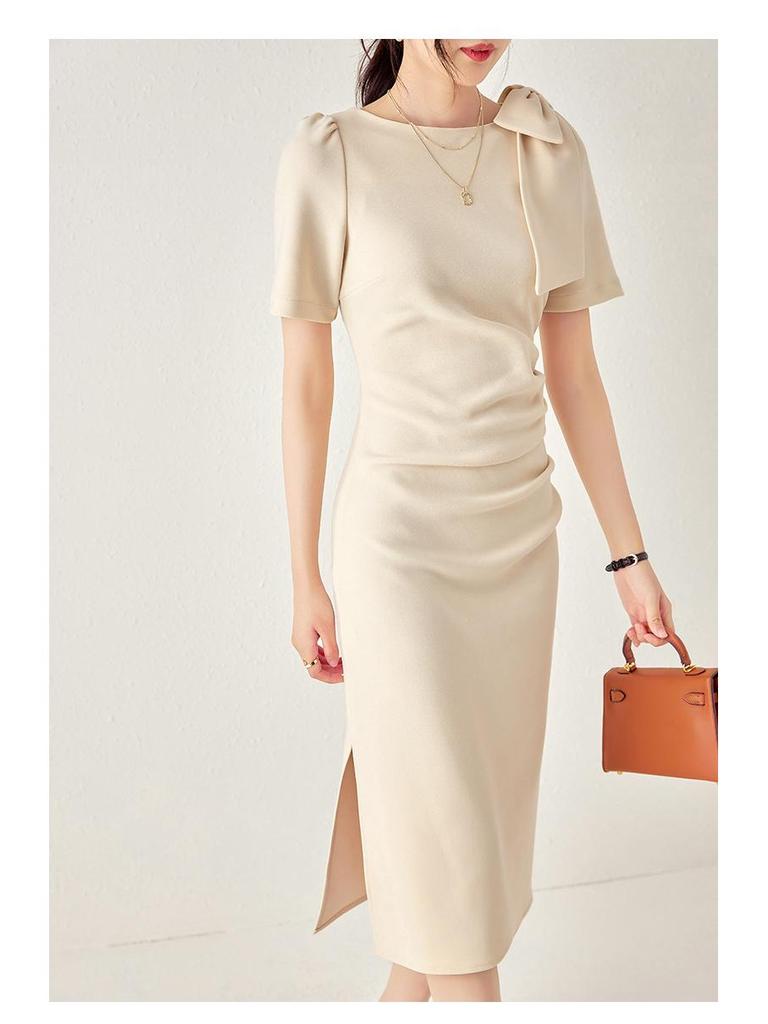 Элегантное платье с круглым вырезом, бантом и плиссировкой