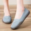 Женские летние новые сетчатые повседневные туфли с мягкой подошвой и дышащей сетчатой тканью для мам с мягкой подошвой на плоской подошве