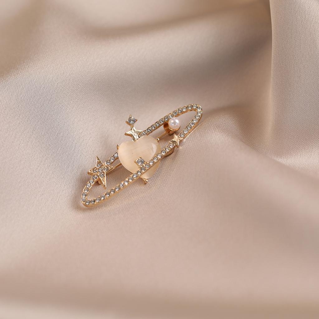 Love Planet Anti-glare Brooch A High-end Light Luxury and High-end Women's Niche Brooch Accessory