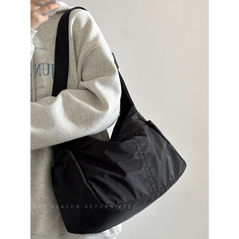 Waterproof Nylon Cloth Dumpling Bag, the Same Messenger Bag for Men and Women, Simple Sports Style, Large Capacity Casual Shoulder Tote Bag.