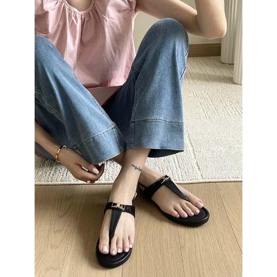 Черные отпускные пляжные туфли для женщин 2025 новые туфли с перемычкой между пальцами летние модные сандалии