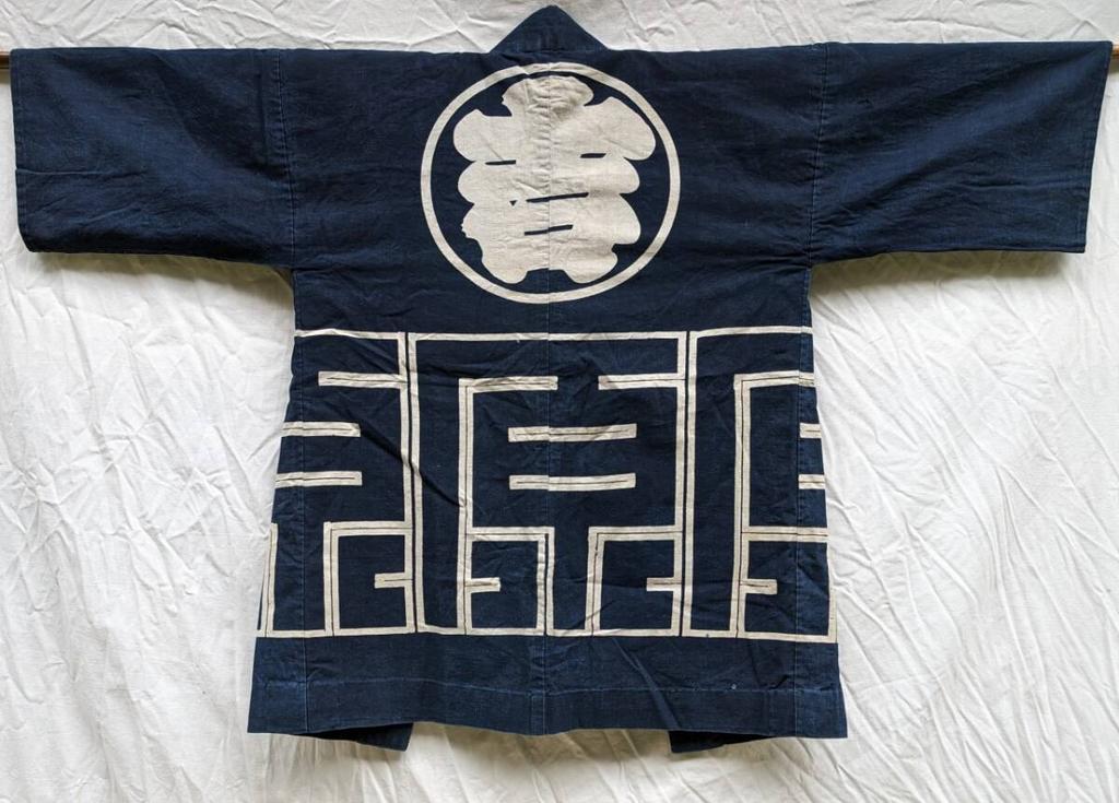 [Б/У] Антикварный синий хаппи-коат, с гербом «Мару-ни-Кити» (Символ удачи), Винтажный японский стиль Ёсихара, Корпоративный брендовый хантэн, Редкий хлопок айдзомэ, Япония