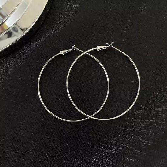 1 пара женских сережек-кольцов разных полированных размеров, однотонные гальванические серьги-кольца