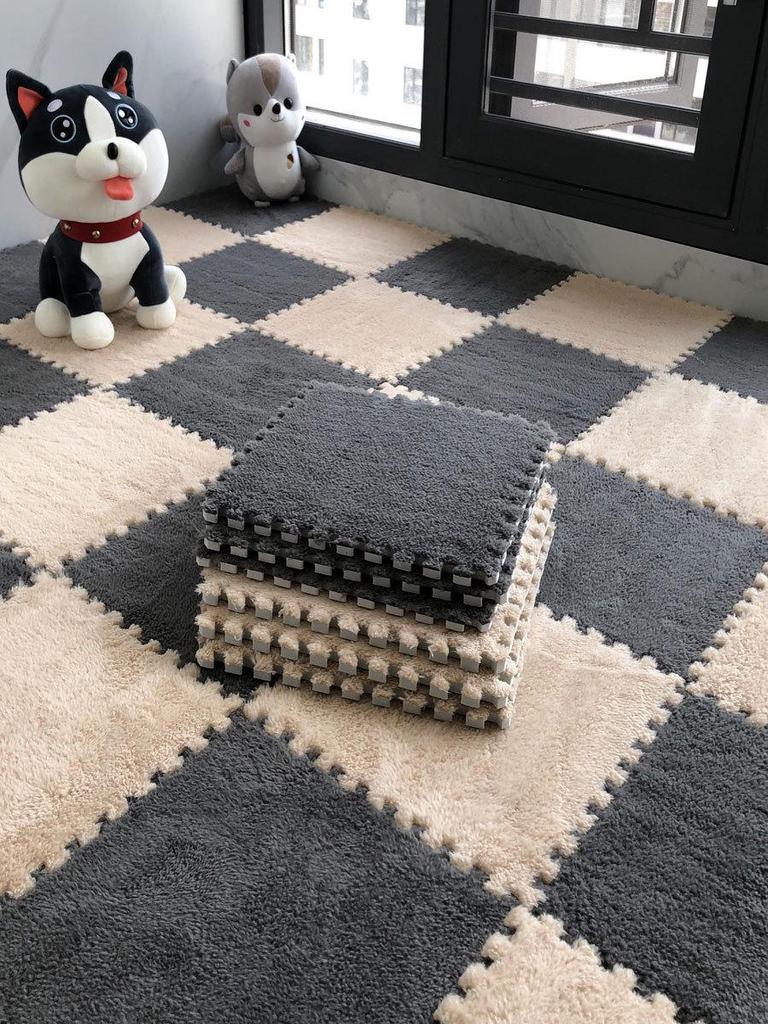 Мягкий тканевый клетчатый коврик для пола серого и бежевого цвета с соединяющимися плитками