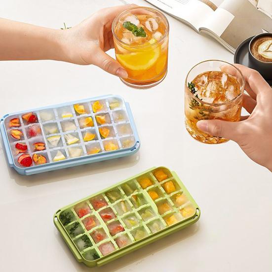 Лоток для кубиков льда с крышкой и контейнером. Большая емкость для льда. Форма для морозильника. Штабелируемая. Без BPA. Легкосъемная. Ледогенератор для охлаждения напитков, кофе.