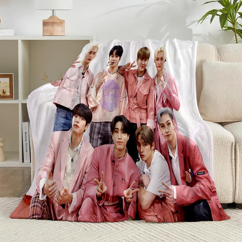 1PC K-pop Group Poses Flannel Blanket Gift, Suitable for Both Men And Women, Soft Ideal for Beds And Sofa, Birthday Or Christmas Gift