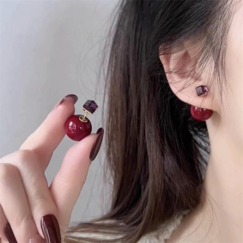 Серьги-гвоздики из кристаллов кубической формы, подходят как для дня, так и для вечера, универсальные и стильные, идеально дополнят деловой образ.. Женские аксессуары для ушей.