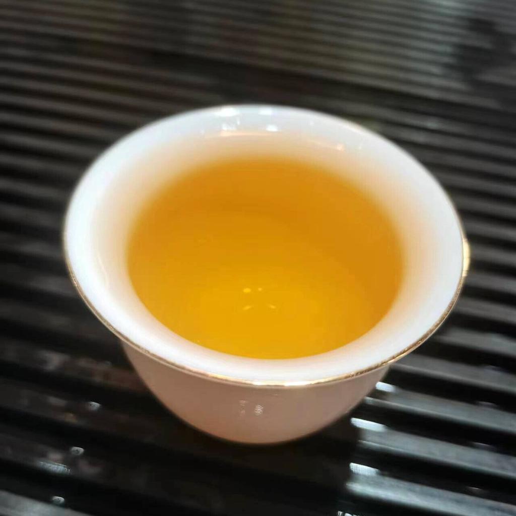 High-quality Yunnan Pu'er Raw Tea Cake Lao Banzhang 357g