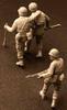 Master Box Масштаб 1/35 Солдат-парашютист США, Раненый офицер и подчиненный, 1944, Набор из 3 фигур, Пластиковый набор для сборки, MB35011