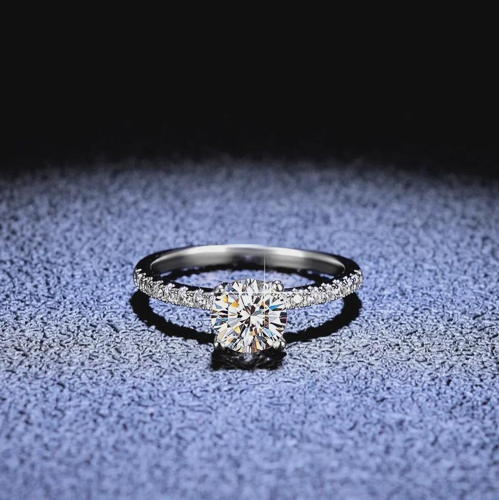 Открытое обручальное кольцо из стерлингового серебра 925 пробы с муассанитом и четырьмя когтями весом 1 карат для женщин